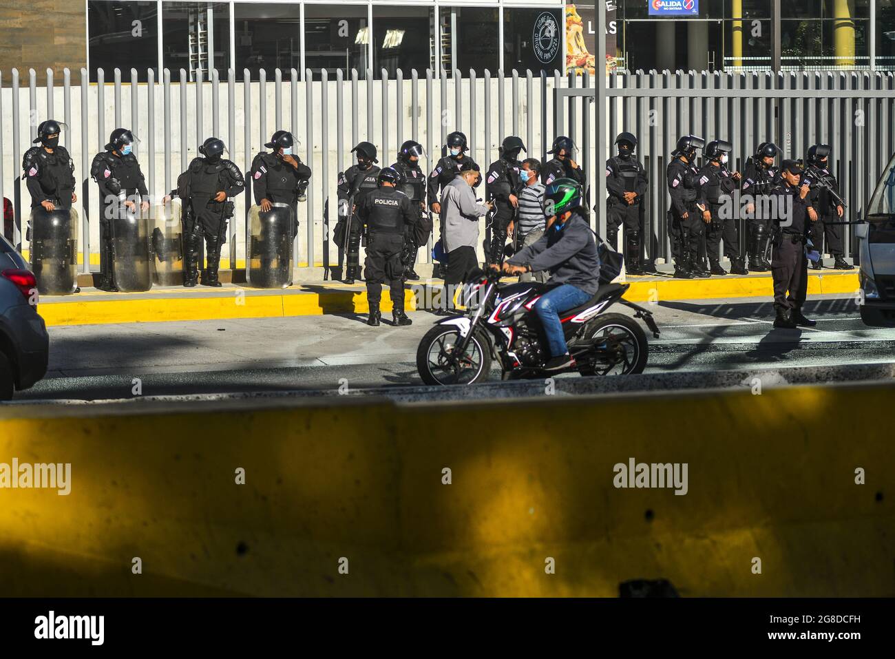Apopa, El Salvador. 19 luglio 2021. Gli ufficiali di polizia di una squadra anti-sommossa si allineano dopo aver eliminato il blocco autostradale.i veterani della guerra hanno bloccato le principali autostrade di El Salvador per protestare contro l'intervento del governo nel lavoro autonomo del National Veterans Institute. (Foto di Camilo Freedman/SOPA Images/Sipa USA) Credit: Sipa USA/Alamy Live News Foto Stock