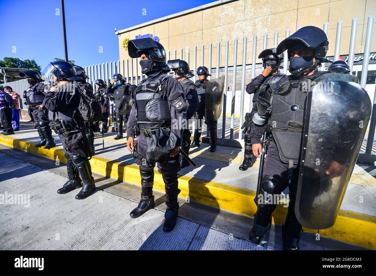 Apopa, El Salvador. 19 luglio 2021. Gli ufficiali di polizia di una squadra anti-sommossa si allineano dopo aver eliminato il blocco autostradale.i veterani della guerra hanno bloccato le principali autostrade di El Salvador per protestare contro l'intervento del governo nel lavoro autonomo del National Veterans Institute. (Foto di Camilo Freedman/SOPA Images/Sipa USA) Credit: Sipa USA/Alamy Live News Foto Stock