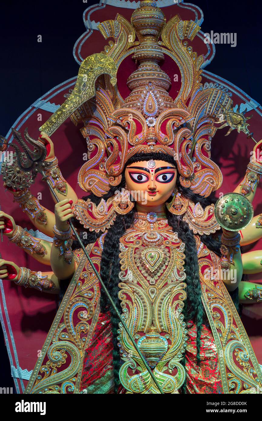 Dea Durga idol , Durga Puja festival di notte. Girato sotto la luce colorata a Howrah, Bengala Occidentale, India. Foto Stock