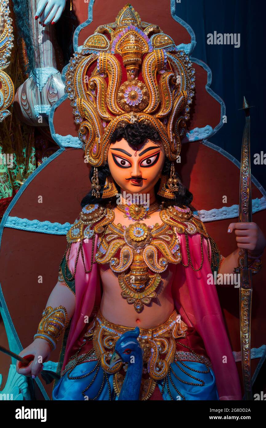 Idol di Dio Kartik, durante la festa Durga Puja di notte. Girato sotto la luce colorata a Howrah, Bengala Occidentale, India. Il festival più grande dell'induismo , celebrità Foto Stock