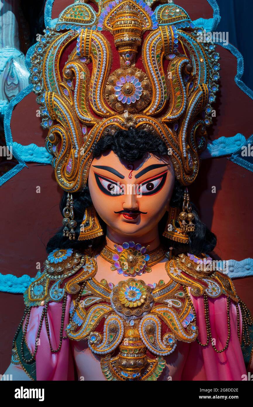 Dio Kartik idolo, decotaed durante Durga Puja festival di notte. Girato sotto la luce colorata a Howrah, Bengala Occidentale, India. Più grande festa dell'Induismo , Foto Stock