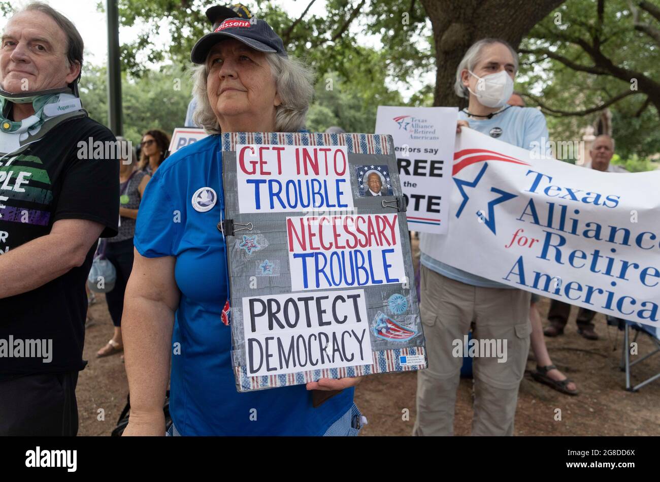 Austin, Texas, Stati Uniti. 19 luglio 2021. Le proteste per la repressione degli elettori continuano ad Austin, mentre i legislatori democratici rimangono a Washington combattendo gli sforzi repubblicani per approvare leggi di voto più restrittive in Texas. Una coalizione di leader di fede, gli elettori della Lega delle Donne (LWV) e il NAACP si riuniscono lunedì al Campidoglio del Texas prima della sessione speciale di questa settimana. (Immagine di credito: © Bob Daemmrich/ZUMA Press Wire) Foto Stock