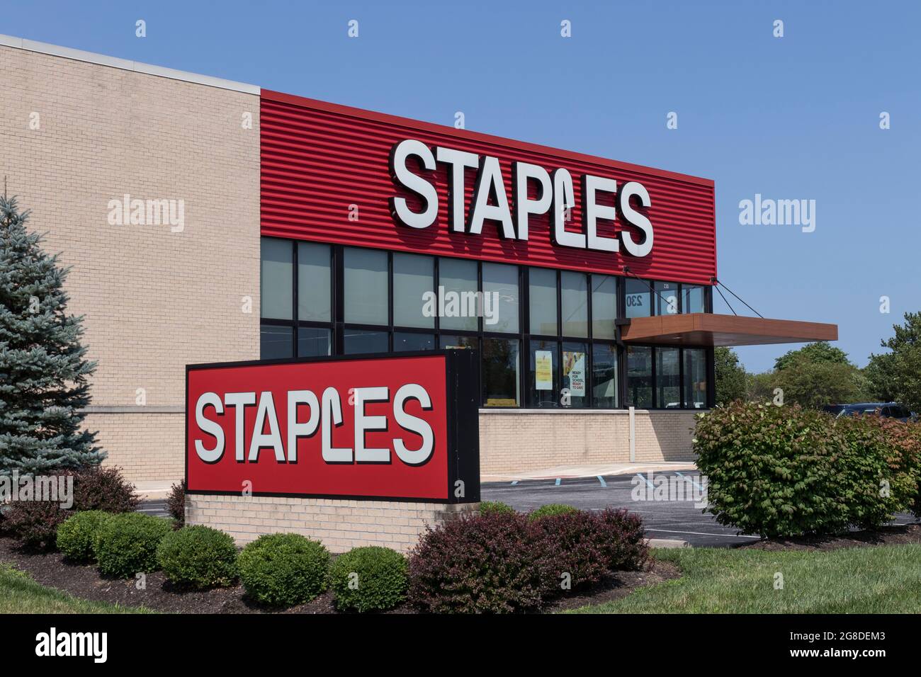 Plainfield - circa Luglio 2021: Punto vendita al dettaglio di forniture per ufficio Staples. I punti metallici sono un negozio di forniture per ufficio. Foto Stock