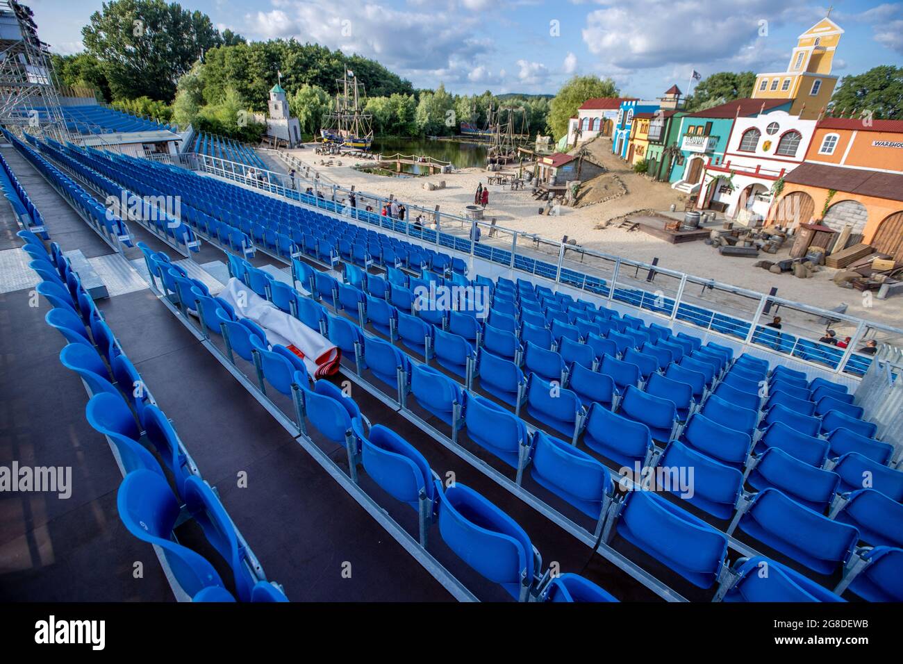19 luglio 2021, Meclemburgo-Pomerania occidentale, Grevesmühlen: La nuova tribuna si trova di fronte al palco all'aperto durante una rassegna stampa dell'attuale produzione "A Kingdom before the Wind". The Pirate Open Air inizia su 23.07.2021 con la prima d'azione della stagione. Fino al 18.09.2021 sono previsti 50 spettacoli, ciascuno con 1,000 visitatori. Foto: Jens Büttner/dpa-Zentralbild/dpa Foto Stock