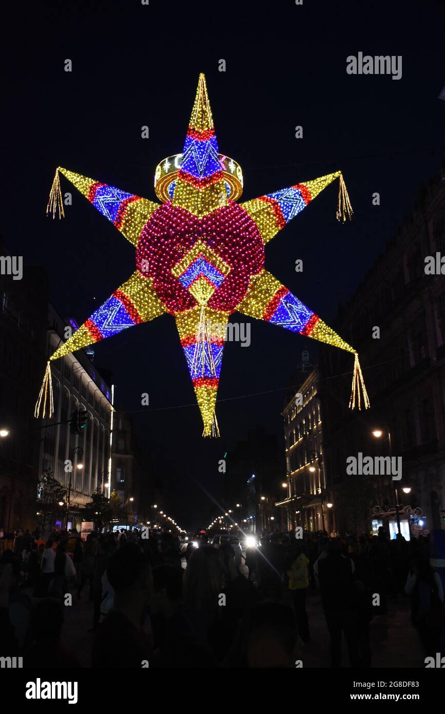 Una enorme piñata pende su una strada vicino allo zocalo a Città del Messico Foto Stock