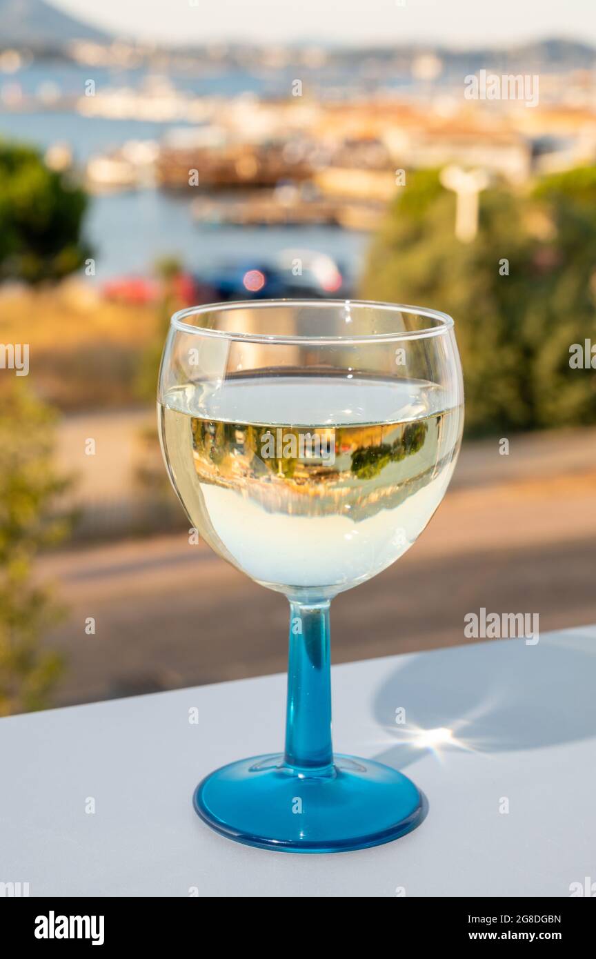 Estate sulla Costa Azzurra, bere di vino bianco freddo da Cotes de Provence su terrazza all'aperto con vista sul porto di Tolone, Var, Francia Foto Stock