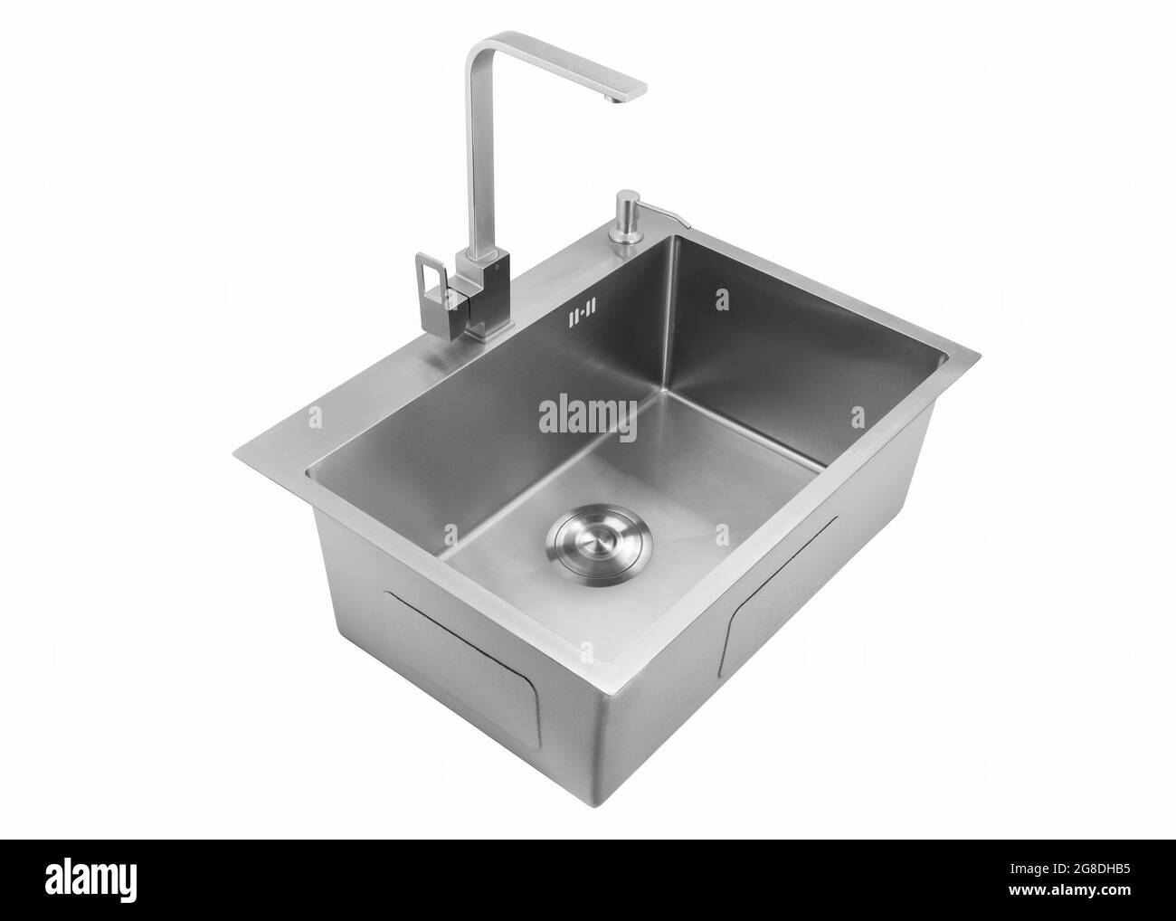 Lavello da cucina in acciaio inox con rubinetto isolato su fondo bianco. Foto Stock