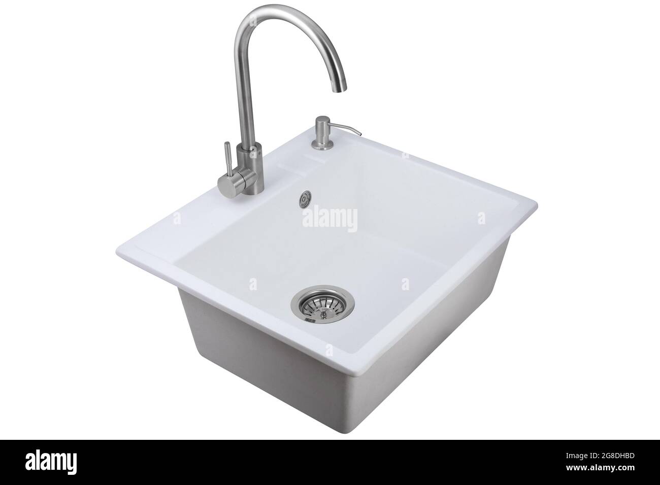 Lavello in pietra artificiale bianca per cucina con rubinetto isolato su sfondo bianco. Foto Stock