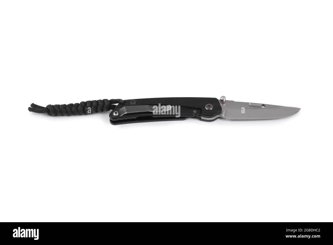 Coltello tascabile pieghevole con corpo nero isolato su sfondo bianco. Coltello con lama pieghevole. Foto Stock