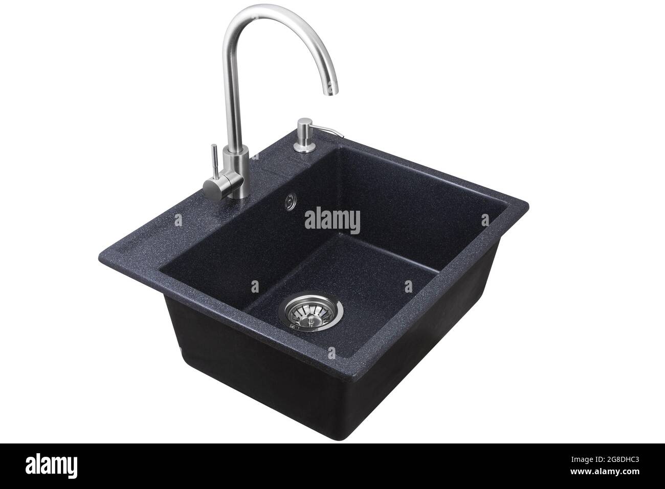 Lavello in pietra artificiale per cucina di colore nero con rubinetto isolato su sfondo bianco. Foto Stock