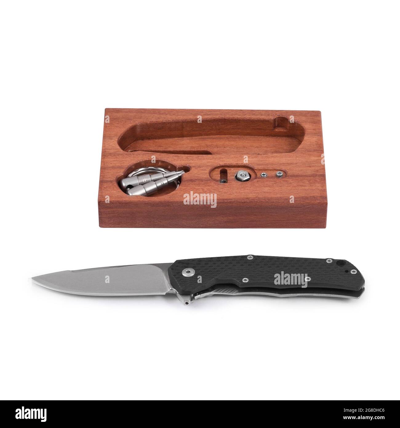 Moderna lama pieghevole su sfondo bianco con una scatola con accessori. Coltello con lama pieghevole. Foto Stock