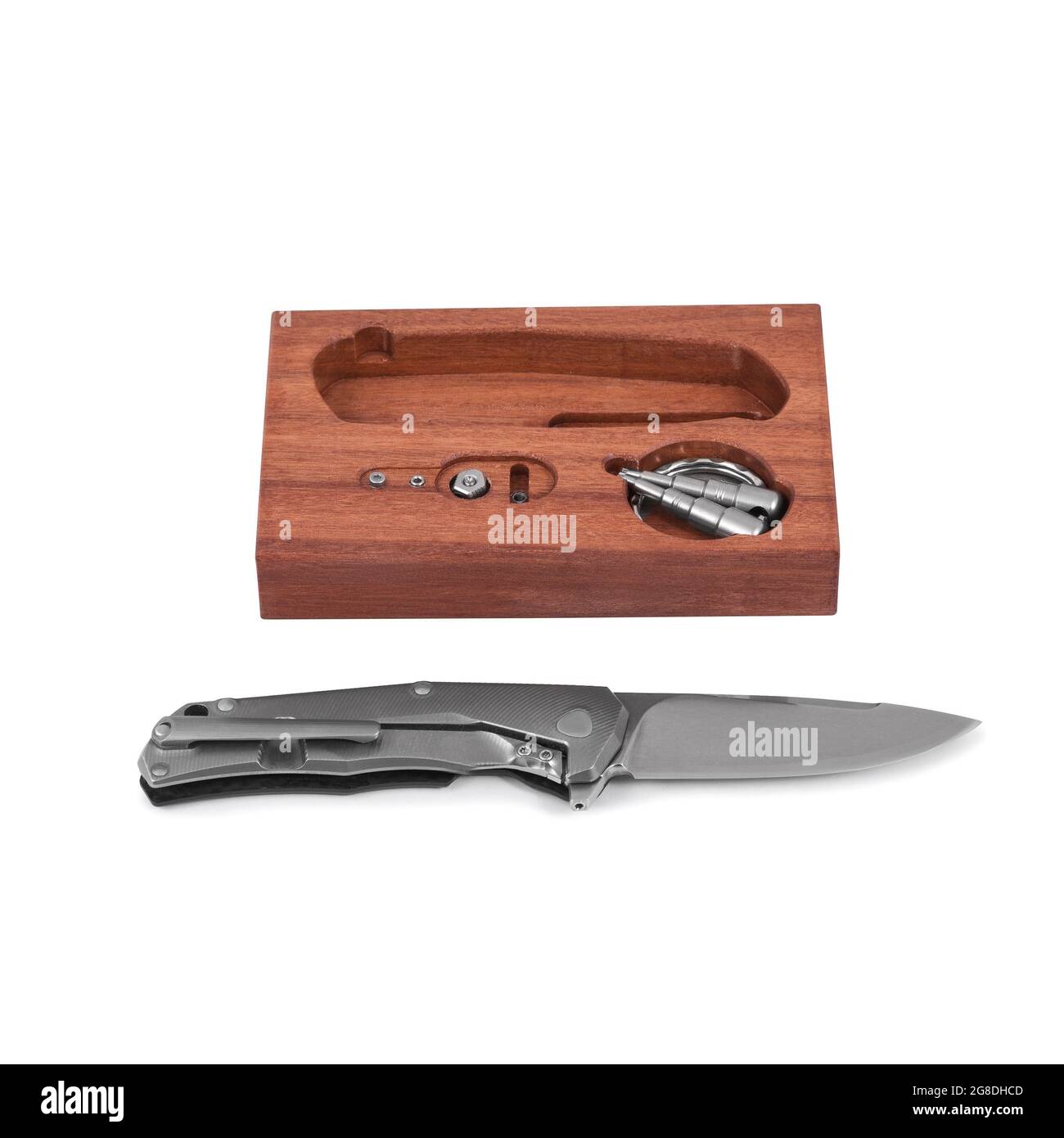 Coltello tascabile pieghevole con accessori isolati su sfondo bianco. Foto Stock