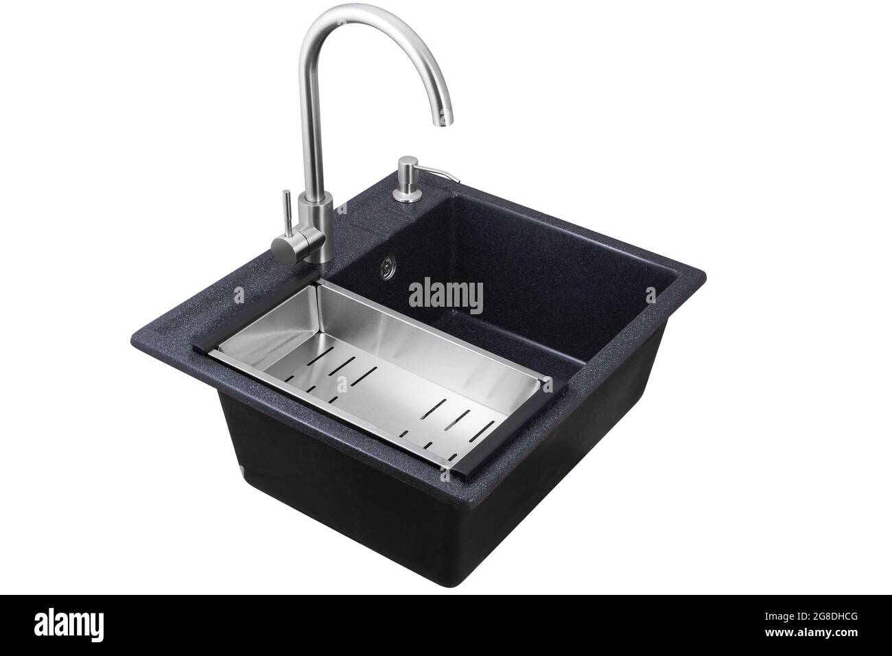 Lavello in pietra artificiale nera con rubinetto e colander isolato su sfondo bianco. Foto Stock