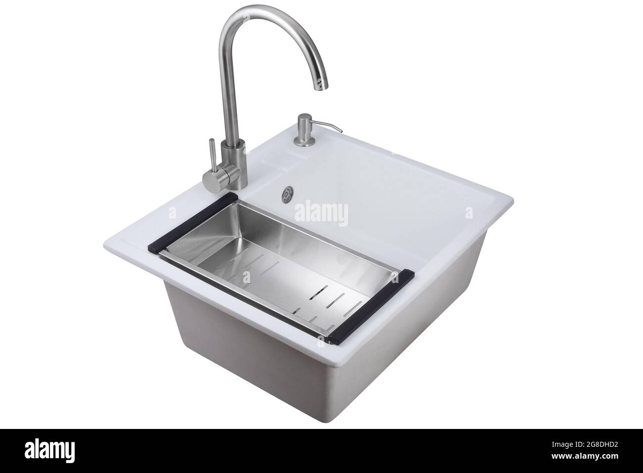 Lavello in pietra artificiale bianca con rubinetto e colapo isolato su sfondo bianco. Foto Stock