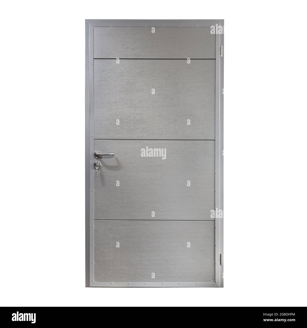 Porta frontale in metallo grigio ad una casa con chiavi in un buco della serratura isolato su sfondo bianco. Lato esterno della porta di ingresso grigia isolato su sfondo bianco. Foto Stock