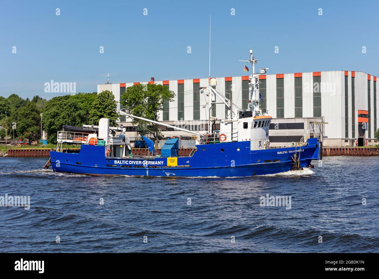 Diving Vessel BALTIC TAUCHER II nel canale di Kiel Foto Stock