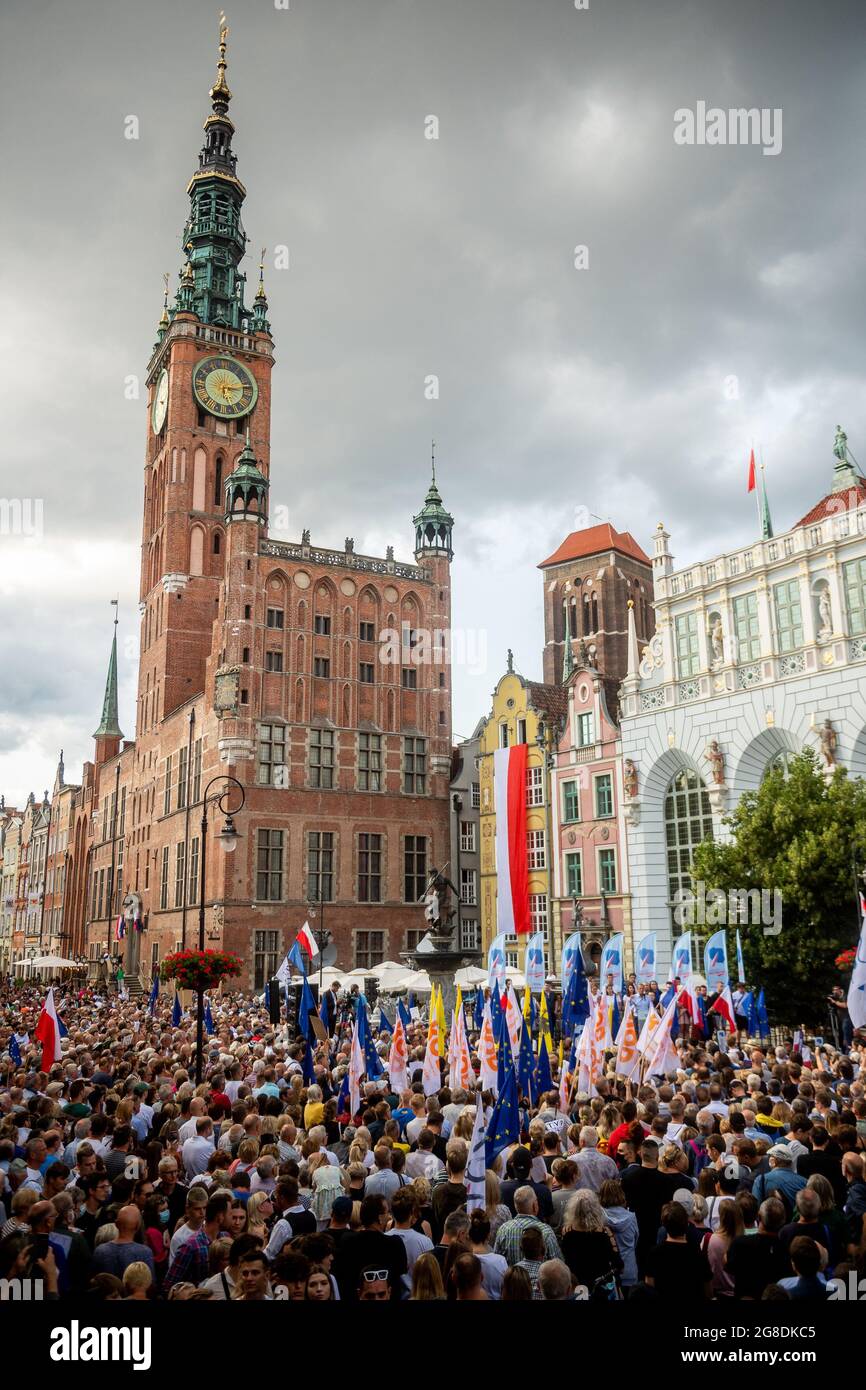 Danzica, Polonia. 19 luglio 2021. Una folla enorme vista durante un raduno politico di Donald Tusk al mercato lungo di Danzica.dopo una lunga assenza dalla politica polacca, Tusk ritornò come leader al partito della piattaforma Civica. Il compito di Donald Tusk sarà quello di unire l'opposizione e combattere il partito diritto e Giustizia (Prawo i Sprawiedliwosc) durante le elezioni parlamentari del 2023. (Foto di Mateusz Slodkowski/SOPA Images/Sipa USA) Credit: Sipa USA/Alamy Live News Foto Stock