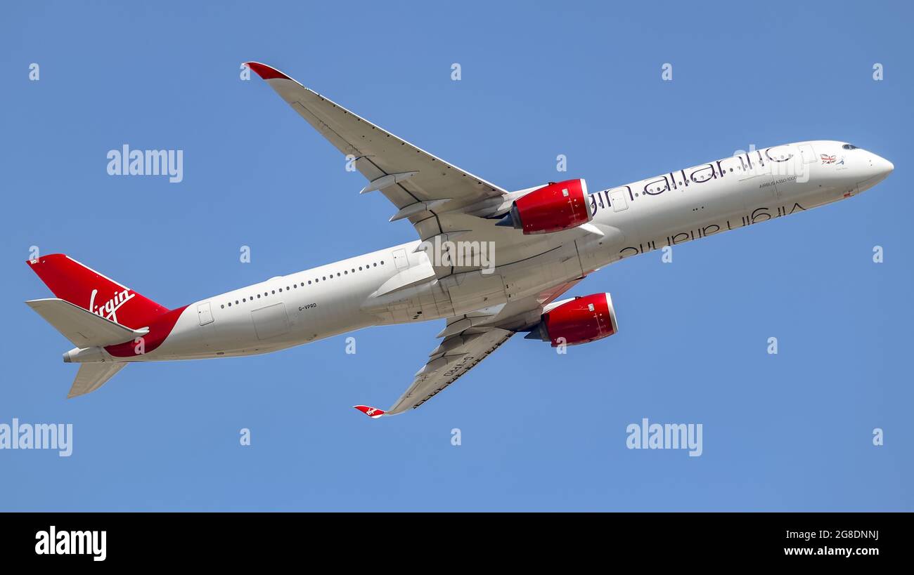 Virgin Atlantic Airbus 350-1000 con partenza da LHR. Foto Stock