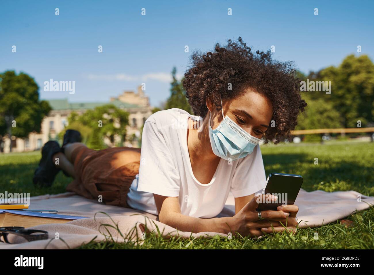 Mantenetevi al sicuro mentre vi rilassate nei luoghi pubblici Foto Stock