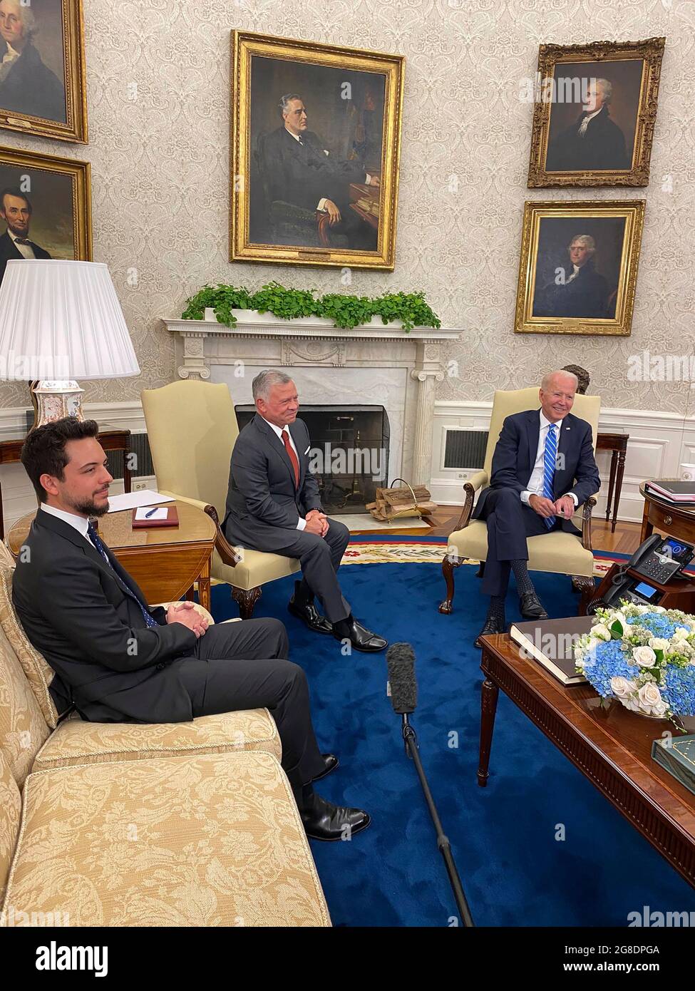 Sua Maestà il re Abdullah II Ibn al Hussein, re del Regno Hashemita di Giordania, e il presidente degli Stati Uniti Joe Biden siedono durante un incontro all'interno dell'ufficio ovale presso la Casa Bianca a Washington, DC lunedì 19 luglio 2021. Seduto all'estrema sinistra si trova il principe ereditario Hussein Bin Abdullah II di Giordania. Credito: Linda Feldmann/Pool via CNP Foto Stock