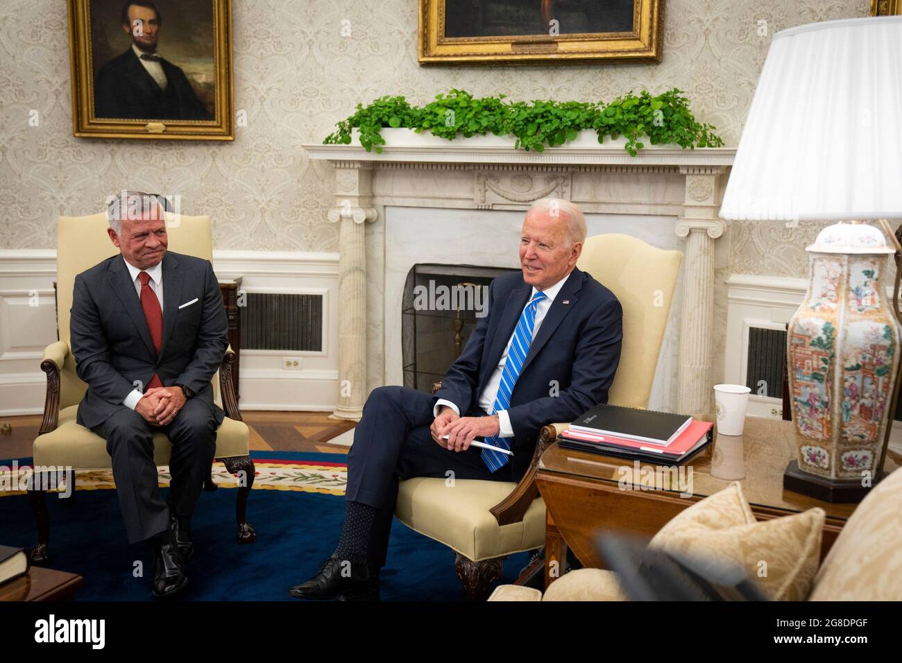 Washington, Stati di Vereinigte. 19 luglio 2021. Sua Maestà il re Abdullah II Ibn al Hussein, re del Regno Hashemita di Giordania, e il presidente degli Stati Uniti Joe Biden siedono durante un incontro all'interno dell'ufficio ovale presso la Casa Bianca a Washington, DC lunedì 19 luglio 2021. Credit: Sarahbeth Maney/Pool via CNP/dpa/Alamy Live News Foto Stock