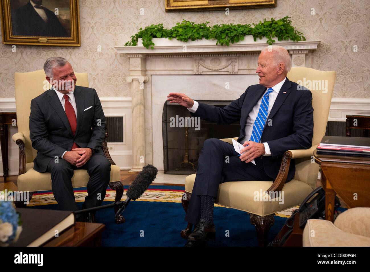 Washington, Stati di Vereinigte. 19 luglio 2021. Sua Maestà il re Abdullah II Ibn al Hussein, re del Regno Hashemita di Giordania, e il presidente degli Stati Uniti Joe Biden siedono durante un incontro all'interno dell'ufficio ovale presso la Casa Bianca a Washington, DC lunedì 19 luglio 2021. Credit: Sarahbeth Maney/Pool via CNP/dpa/Alamy Live News Foto Stock