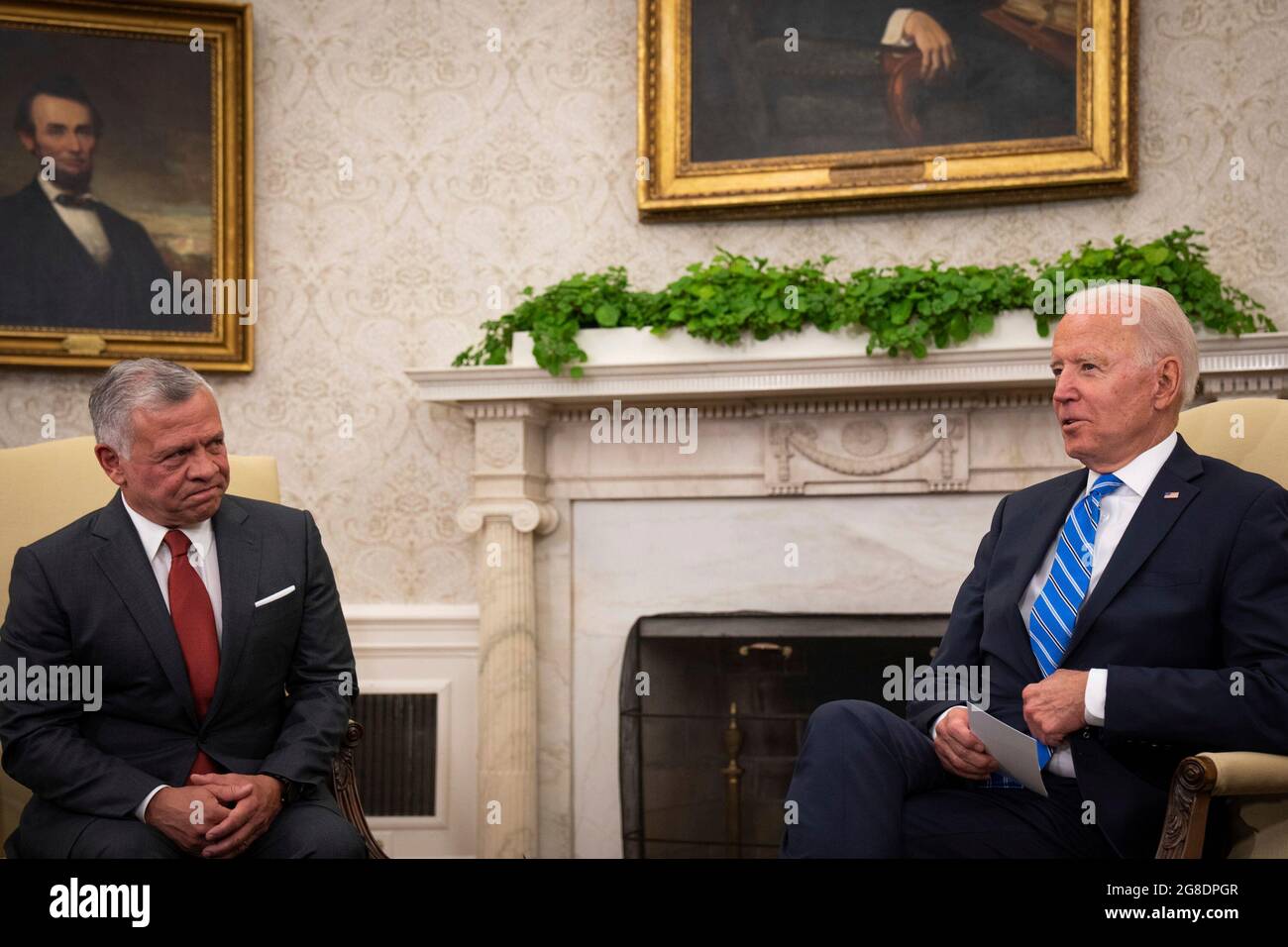 Washington, Stati di Vereinigte. 19 luglio 2021. Sua Maestà il re Abdullah II Ibn al Hussein, re del Regno Hashemita di Giordania, e il presidente degli Stati Uniti Joe Biden siedono durante un incontro all'interno dell'ufficio ovale presso la Casa Bianca a Washington, DC lunedì 19 luglio 2021. Credit: Sarahbeth Maney/Pool via CNP/dpa/Alamy Live News Foto Stock