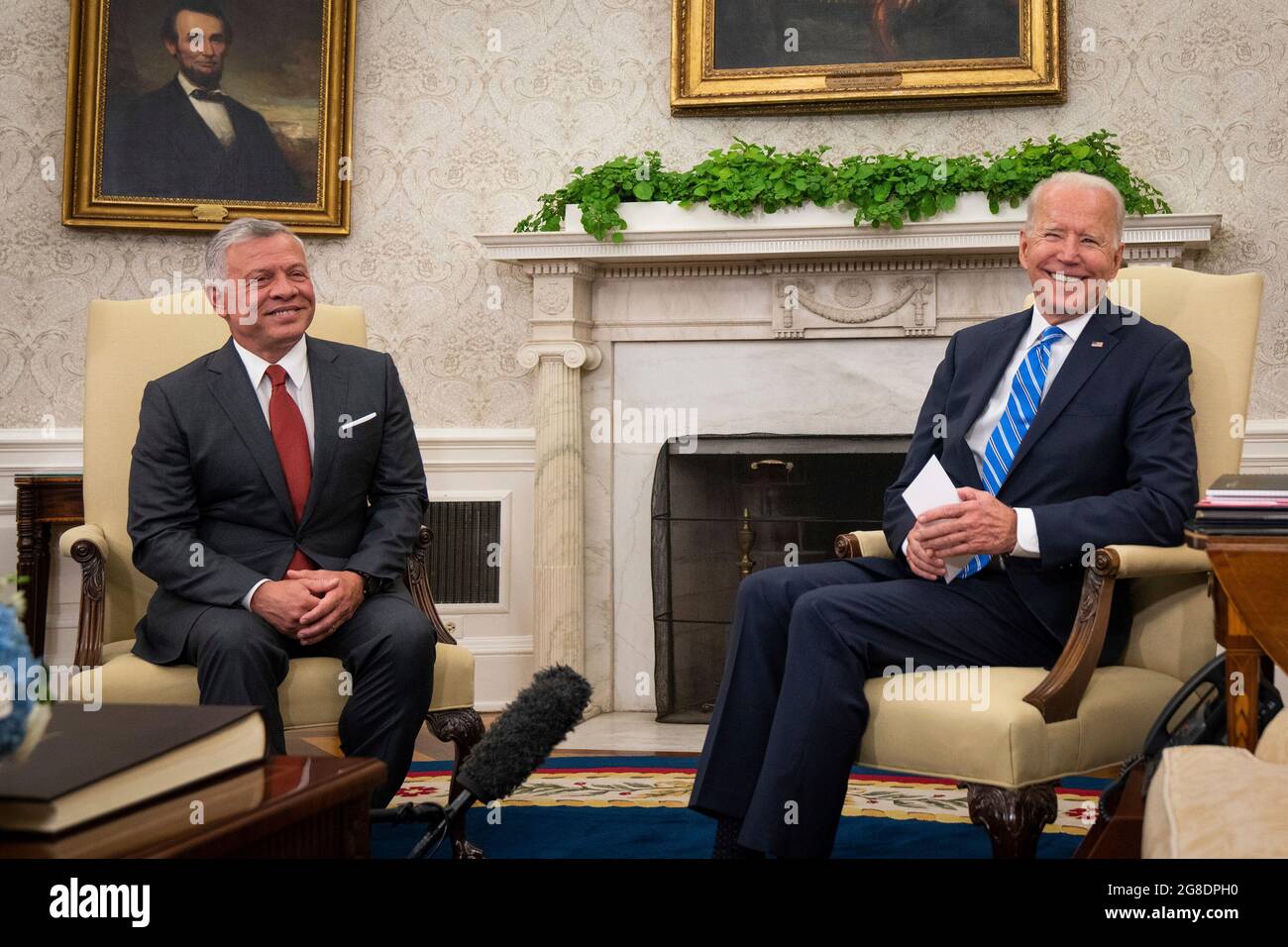 Washington, Stati di Vereinigte. 19 luglio 2021. Sua Maestà il re Abdullah II Ibn al Hussein, re del Regno Hashemita di Giordania, e il presidente degli Stati Uniti Joe Biden siedono durante un incontro all'interno dell'ufficio ovale presso la Casa Bianca a Washington, DC lunedì 19 luglio 2021. Credit: Sarahbeth Maney/Pool via CNP/dpa/Alamy Live News Foto Stock