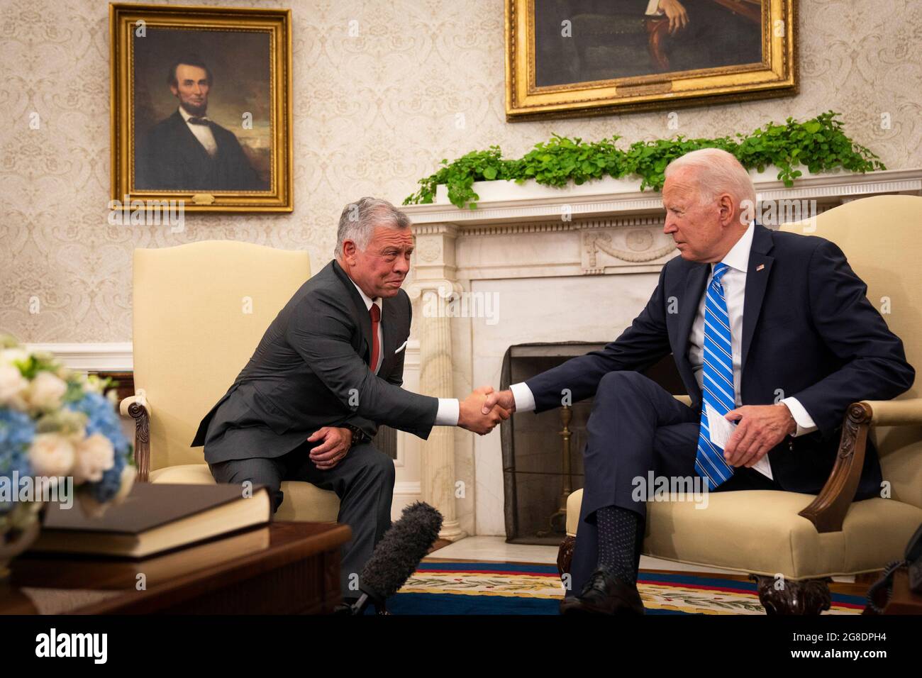 Washington, Stati di Vereinigte. 19 luglio 2021. Sua Maestà il re Abdullah II ibn al Hussein, re del regno hashemita di Giordania, stringe le mani con il presidente degli Stati Uniti Joe Biden durante un incontro bilaterale all'interno dell'ufficio ovale presso la Casa Bianca a Washington, DC lunedì 19 luglio 2021. Credit: Sarahbeth Maney/Pool via CNP/dpa/Alamy Live News Foto Stock