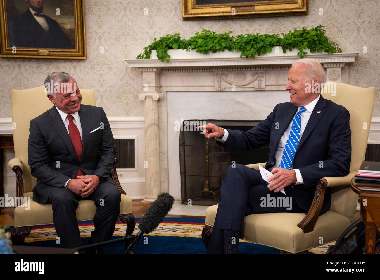 Washington, Stati di Vereinigte. 19 luglio 2021. Sua Maestà il re Abdullah II Ibn al Hussein, re del Regno Hashemita di Giordania, e il presidente degli Stati Uniti Joe Biden siedono durante un incontro all'interno dell'ufficio ovale presso la Casa Bianca a Washington, DC lunedì 19 luglio 2021. Credit: Sarahbeth Maney/Pool via CNP/dpa/Alamy Live News Foto Stock