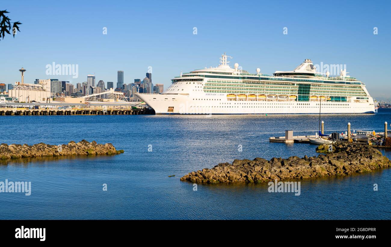 Seattle - 18 luglio 2021; la nave da crociera Royal Caribbean Serenade of the Seas a Seattle si prepara per la prima crociera post Covid-19 in Alaska Foto Stock