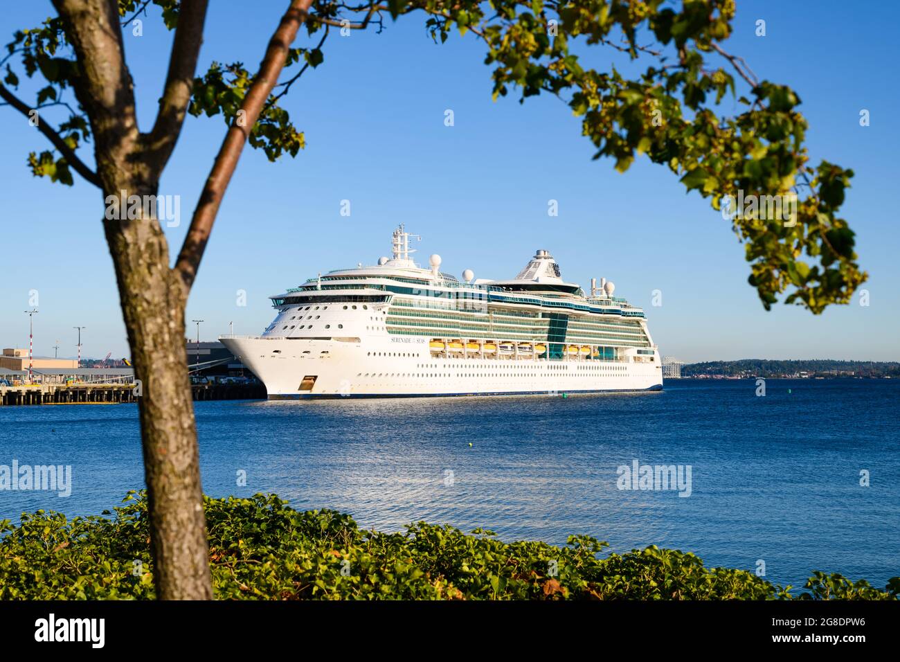 Seattle - 18 luglio 2021; la nave da crociera Royal Caribbean Serenade of the Seas al Seattle Pier 91 incorniciata mentre attende di riprendere la crociera in Alaska Foto Stock
