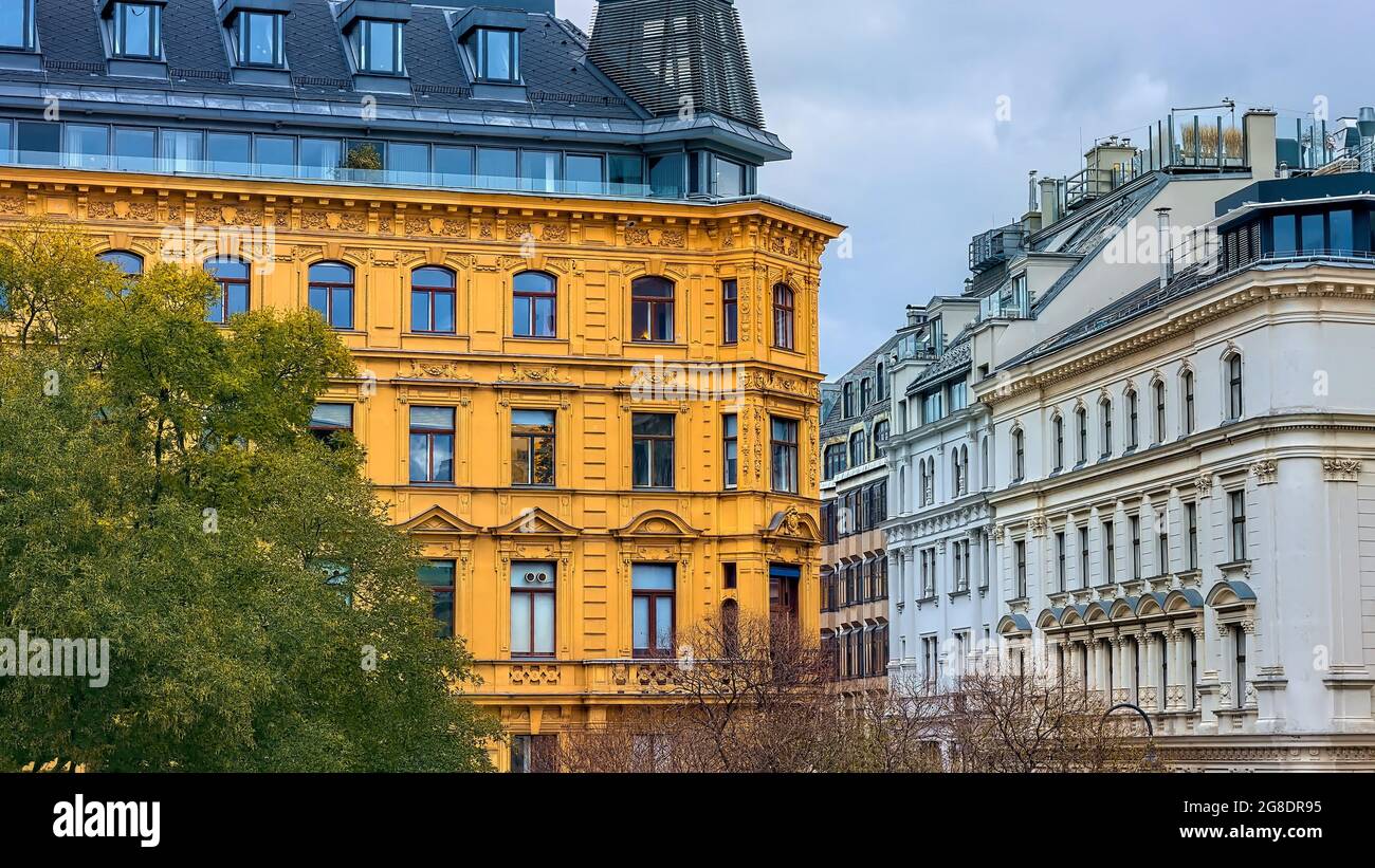 Facciata anteriore di un edificio di stile architettonico classico a Vienna. Foto Stock