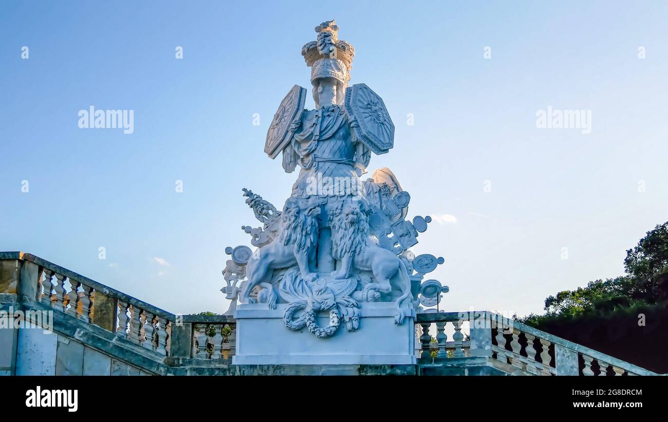 Statua di una persona e due leoni nel parco Schönbrunner Schloss di Vienna, Austria Foto Stock