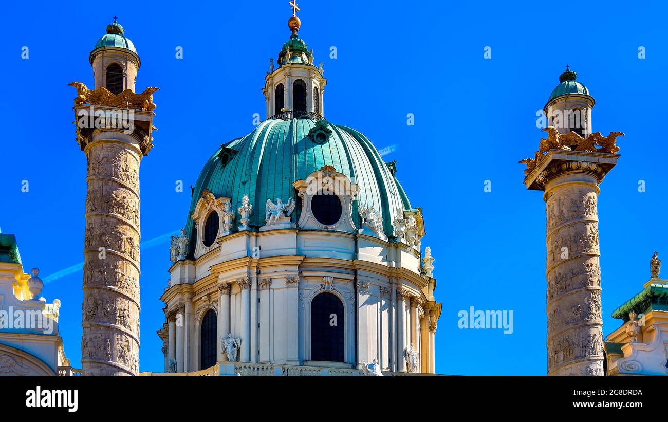 Karl Borromäus, comunemente chiamata Karlskirche, è una chiesa barocca situata sul lato sud di Karlsplatz a Vienna, in Austria Foto Stock
