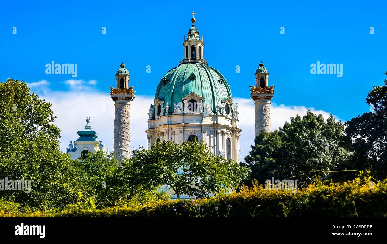 Karl Borromäus, comunemente chiamata Karlskirche, è una chiesa barocca situata sul lato sud di Karlsplatz a Vienna, in Austria Foto Stock