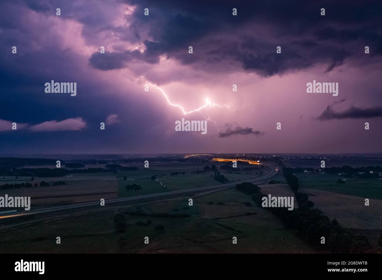 Tempesta pesante su strade e campi espressi, nuvole scure e fulmini in serata Foto Stock