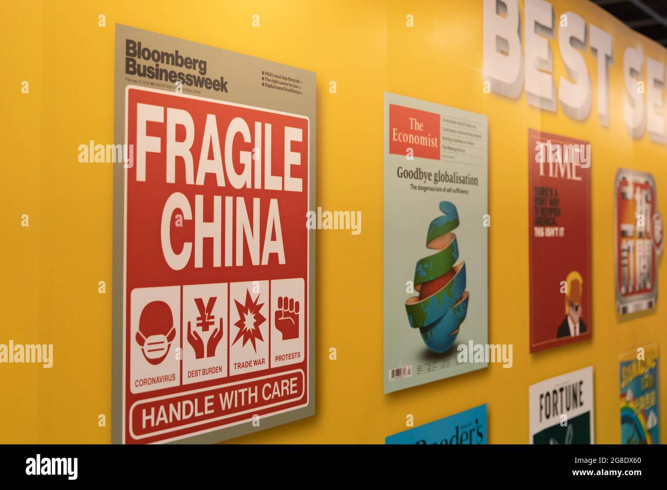 Hong Kong, Hong Kong. 19 luglio 2021. Una copertina di Bloomberg BusinessWeek, 'la Cina fragile' è posta su un muro di uno degli stand espositivi durante la fiera del Libro di Hong Kong 2021.tra COVID-19 pandemia e censura a causa della legge sulla sicurezza nazionale stabilita l'anno scorso, La Fiera del Libro di Hong Kong 2021 è stata aperta dal 14-20 luglio ma, a differenza delle precedenti fiere del libro, quest'anno ha meno libri sulla politica locale. (Foto di Alex Chan Tsz Yuk/SOPA Images/Sipa USA) Credit: Sipa USA/Alamy Live News Foto Stock