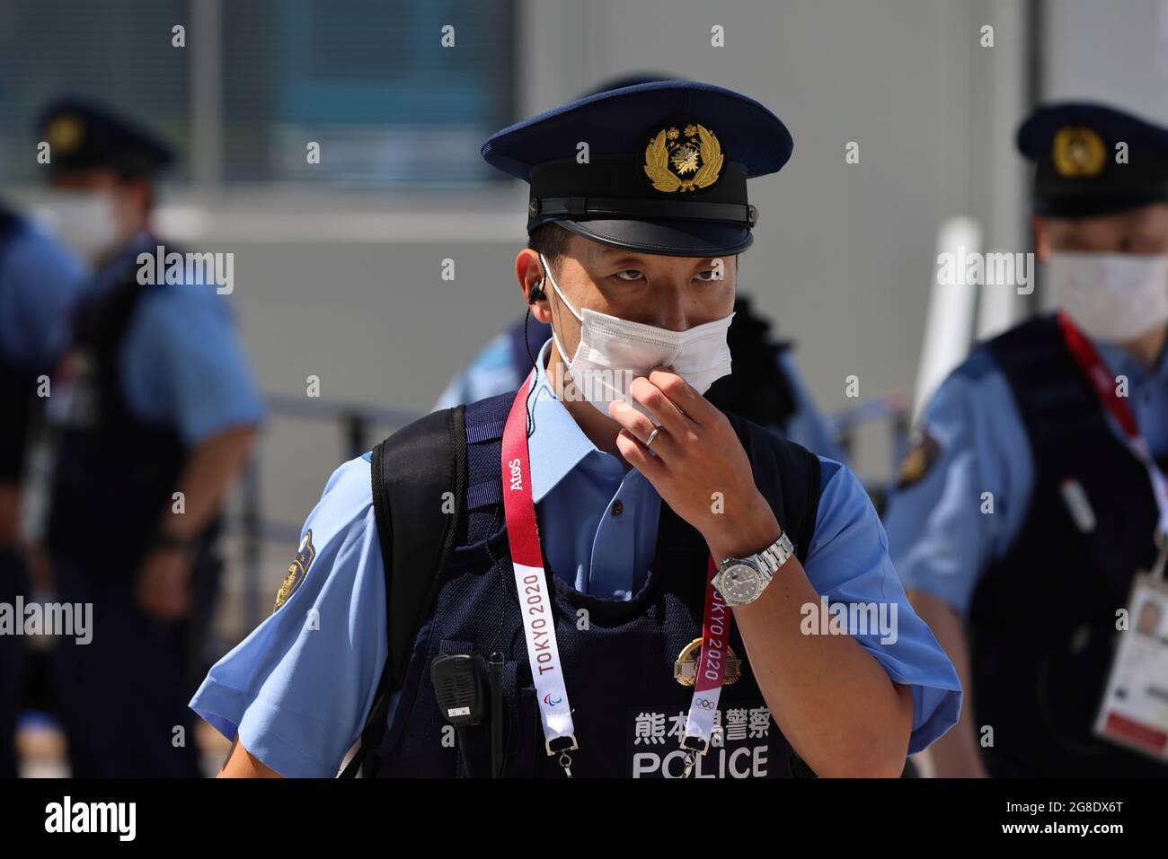 Un ufficiale di polizia visto all'ingresso del punto di controllo presso lo Stadio Nazionale. Tokyo è all'interno del quarto stato di emergenza e le misure di sicurezza di Tokyo 2020 hanno trasformato i luoghi olimpici in fortezze barricate. La polizia, le forze giapponesi di autodifesa, le società di sicurezza private e i volontari sorvegliano gli stadi e le strade vicine per impedire al pubblico di avvicinarsi troppo. Con queste misure gli organizzatori dei Giochi Olimpici di Tokyo 2020 cercano di minimizzare i rischi per la salute posti dall'evento sportivo. Foto Stock