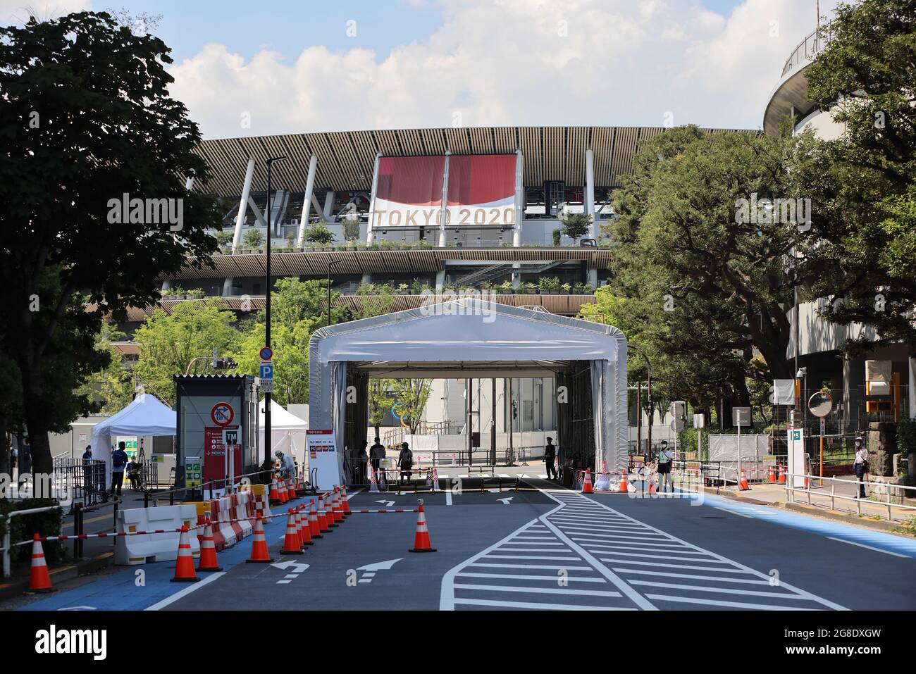 Il punto di controllo dell'ingresso allo Stadio Nazionale di Shinjuku. Tokyo e' all'interno del quarto stato di emergenza e le misure di sicurezza di Tokyo 2020 hanno trasformato i luoghi Olimpici in fortezze barricate. La polizia, le forze giapponesi di autodifesa, le società di sicurezza private e i volontari sorvegliano gli stadi e le strade vicine per impedire al pubblico di avvicinarsi troppo. Con queste misure gli organizzatori dei Giochi Olimpici di Tokyo 2020 cercano di minimizzare i rischi per la salute posti dall'evento sportivo. (Foto di Stanislav Kogiku/SOPA Images/Sipa USA) Foto Stock