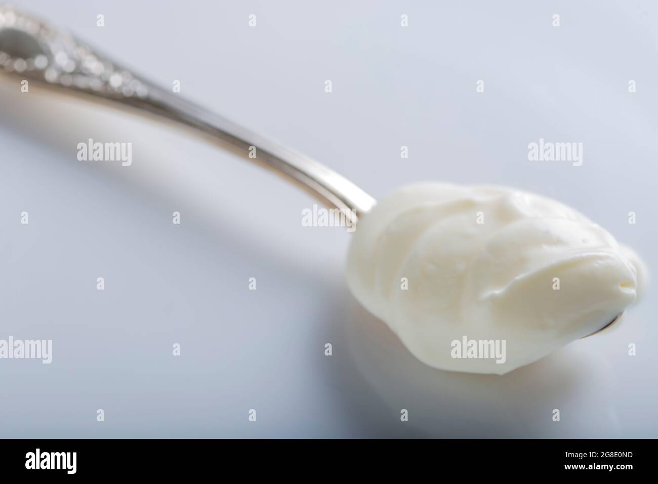 Cucchiaino da tè con crema fresca - vista ravvicinata Foto Stock