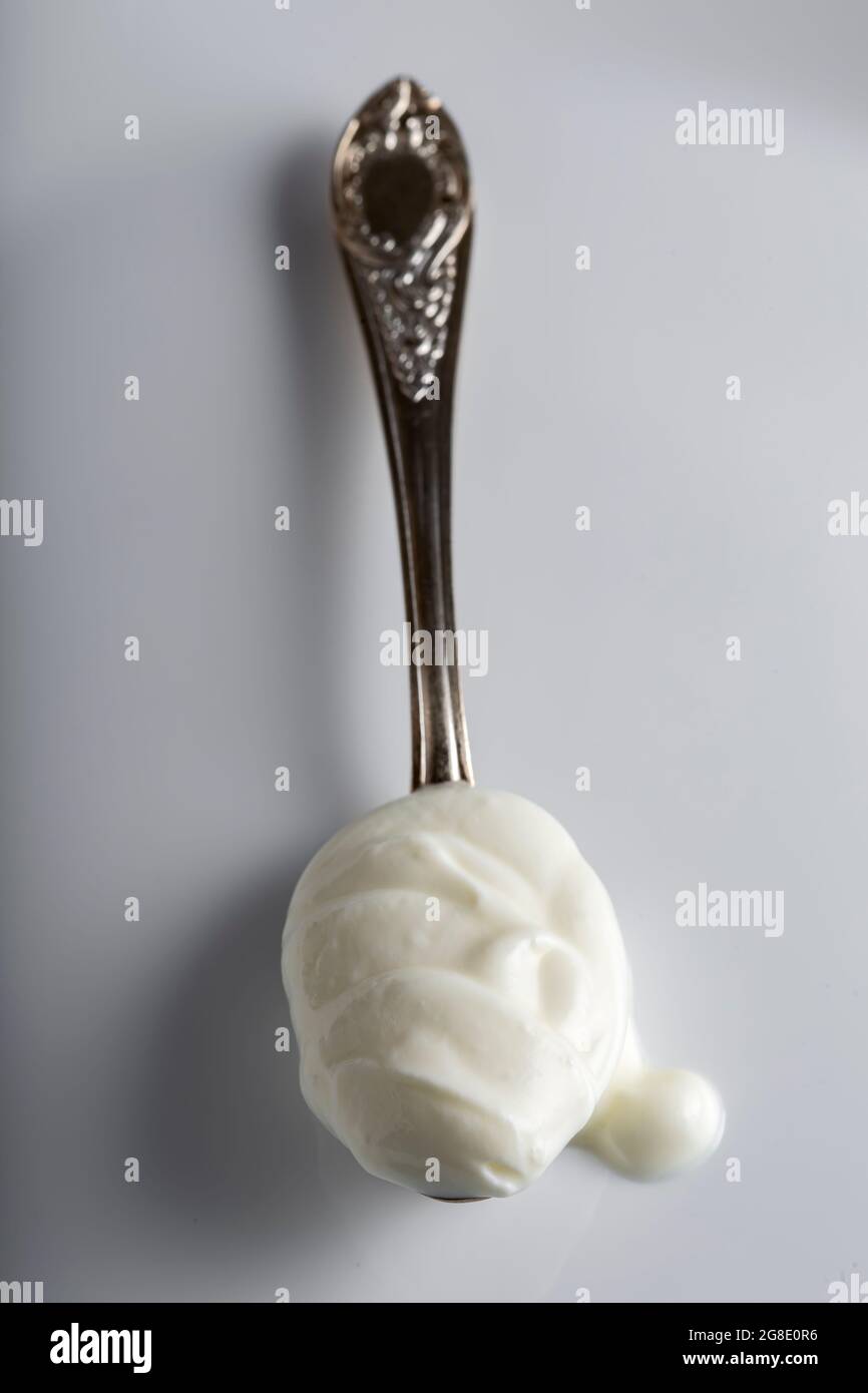 Cucchiaino da tè con crema fresca - vista ravvicinata Foto Stock