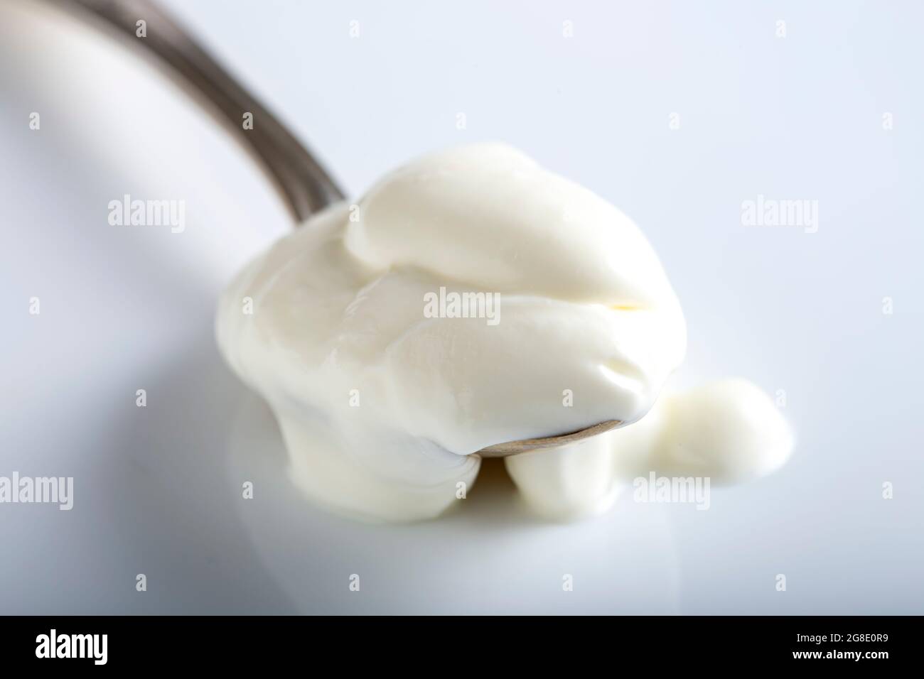 Cucchiaino da tè con crema fresca - vista ravvicinata Foto Stock