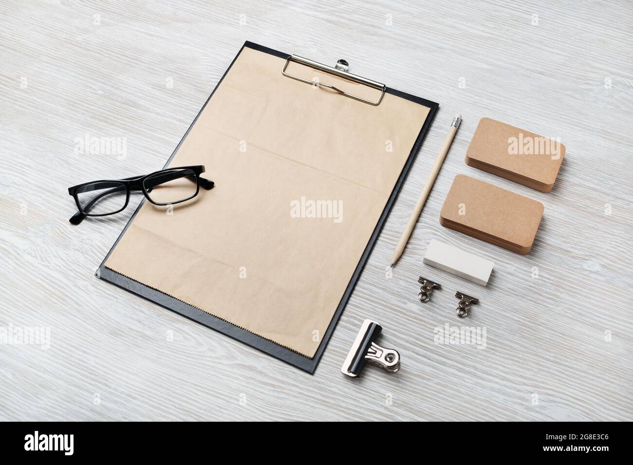 Cancelleria vintage bianca su sfondo di legno chiaro. Modello per identità di branding. Foto Stock