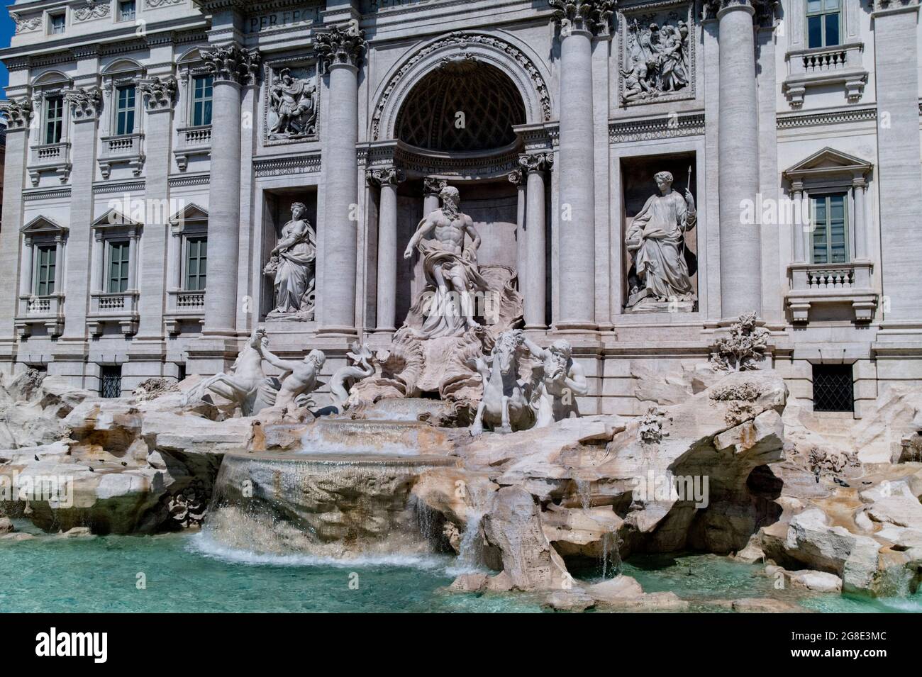 Europa - Italia, capitale Roma: Una vista dettagliata della Fontana di Trevi, uno dei luoghi più popolari di Roma, migliaia di persone visitano la f Foto Stock
