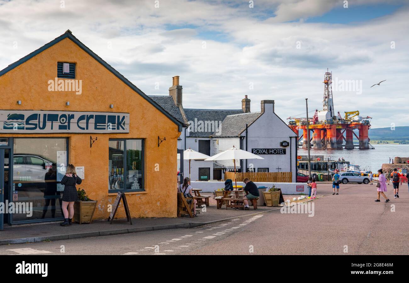 Sutor Creek Cafe e Royal Hotel nel villaggio di Cromarty sulla Black Isle a Cromarty Firth, Ross e Cromarty, Scozia, Regno Unito Foto Stock