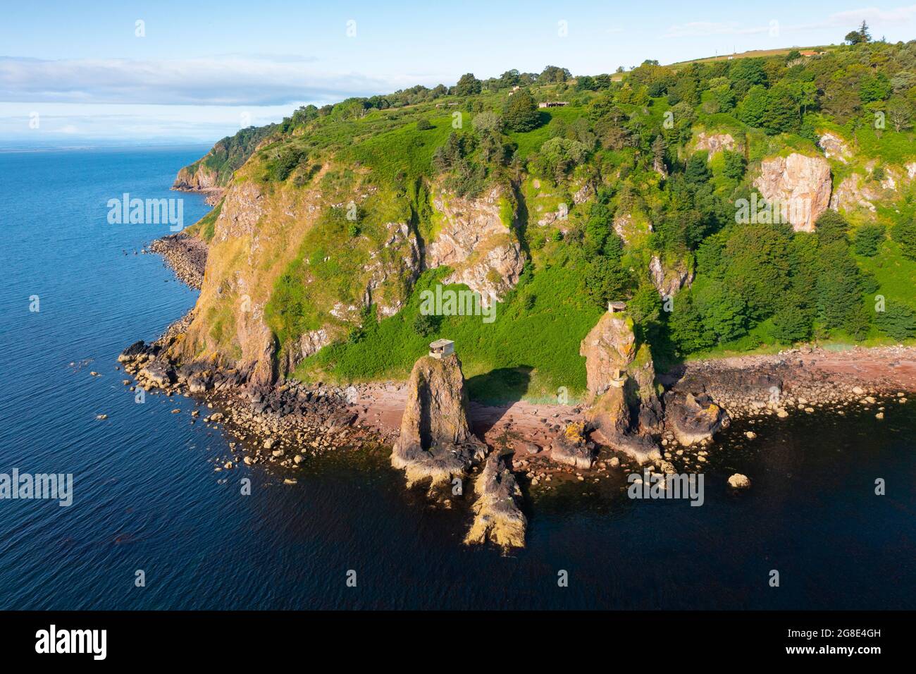 Vista aerea delle batterie delle difese costiere della seconda guerra mondiale al south Sutor of Cromarty headland all'ingresso di Cromarty firth a Ross e Cromarty, Scozia Foto Stock