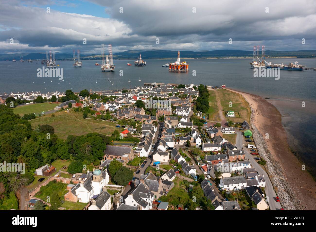 Vista aerea dal drone del villaggio di Cromarty sulla Black Isle su Cromarty Firth, Ross e Cromarty, Scozia, Regno Unito Foto Stock