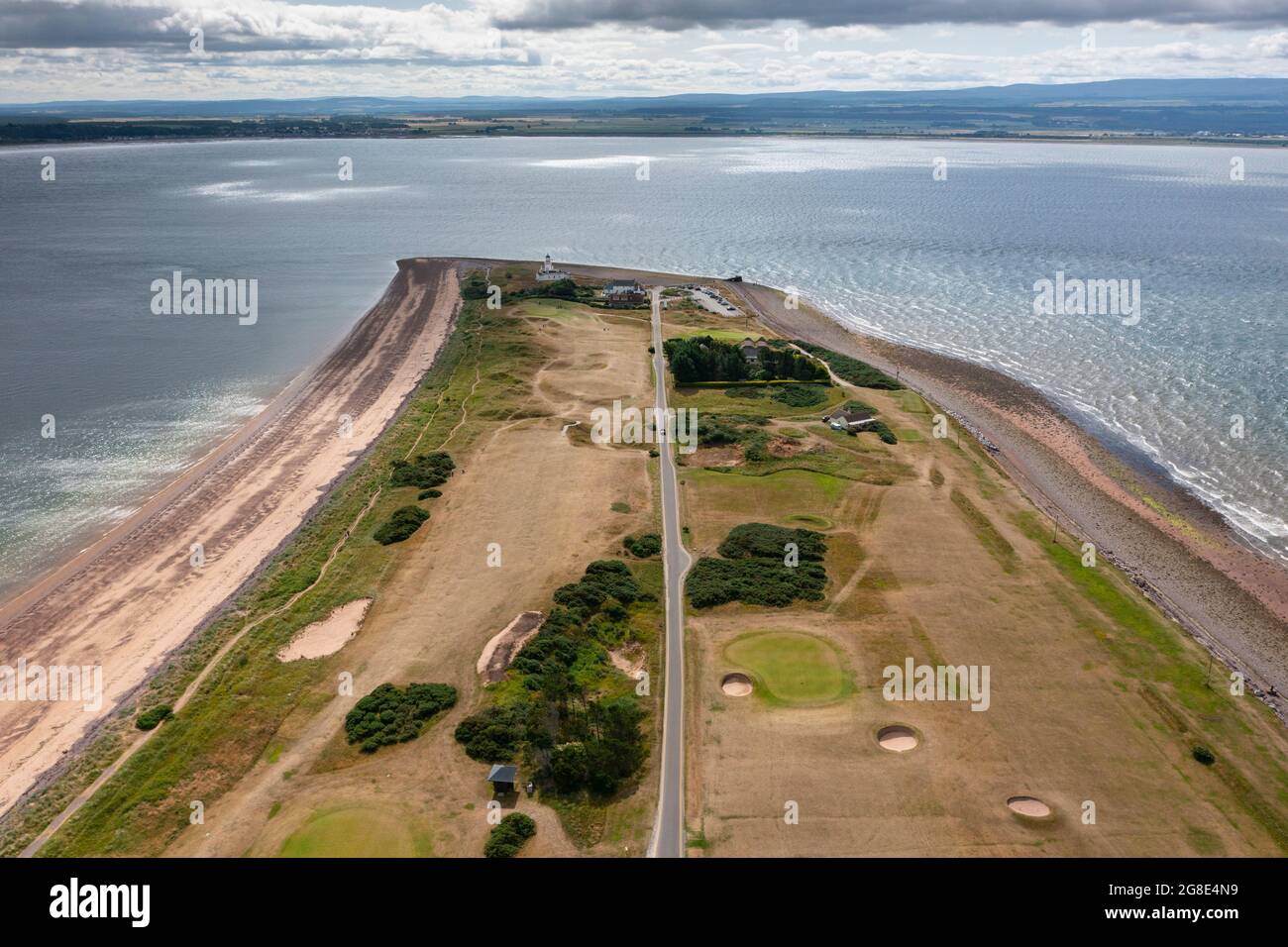 Vista aerea dal drone della penisola di Chanonry Point sulla Moray Firth, Black Isle, Scozia, Regno Unito. Foto Stock