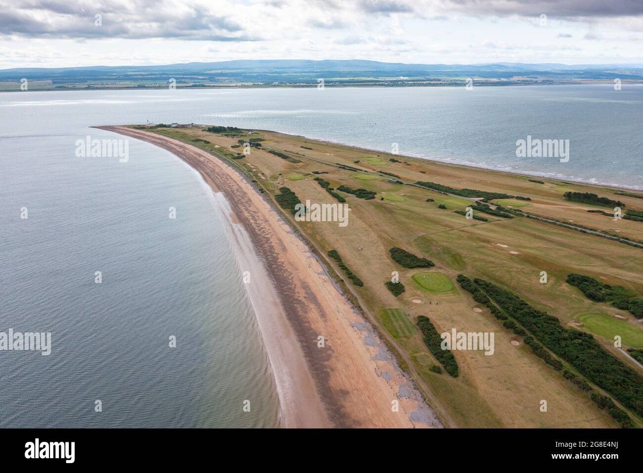 Vista aerea dal drone della penisola di Chanonry Point sulla Moray Firth, Black Isle, Scozia, Regno Unito. Foto Stock